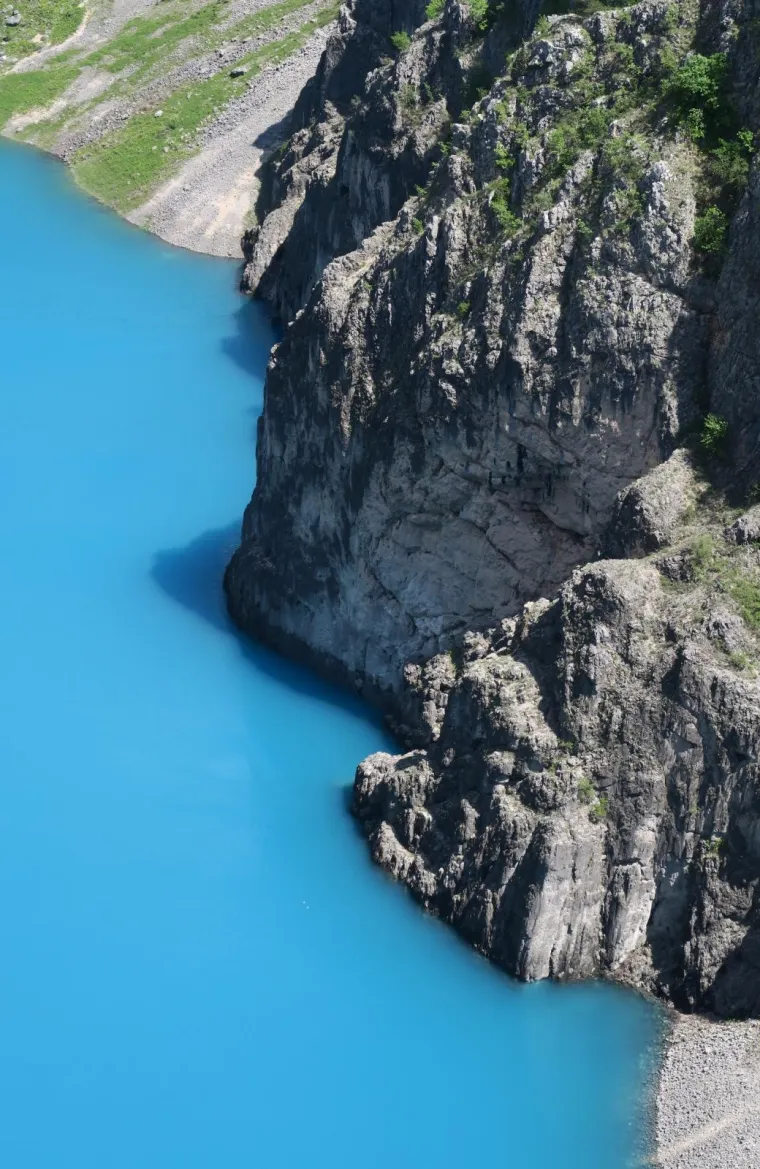 MODRO JEZERO OSVANULO U PREKRASNOJ PLAVOJ: Posljedica prirodnog fenomena oduševila Imoćane