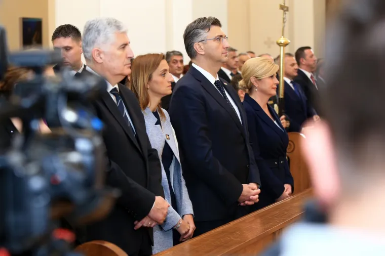 Državni vrh odao počasti poginulim braniteljima Vukovara u Domovinskom ratu