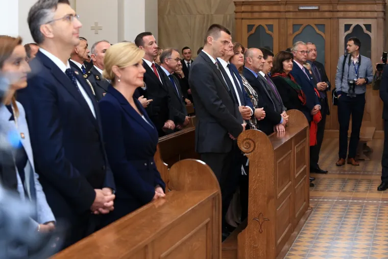 Državni vrh odao počasti poginulim braniteljima Vukovara u Domovinskom ratu