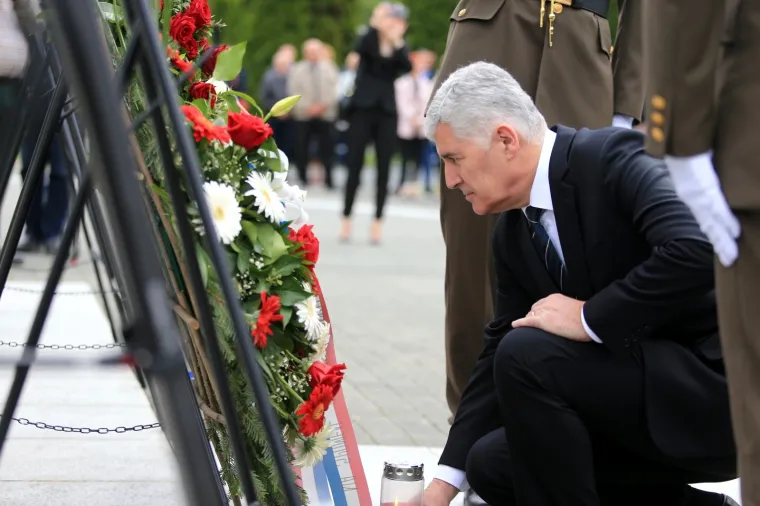 Državni vrh odao počasti poginulim braniteljima Vukovara u Domovinskom ratu