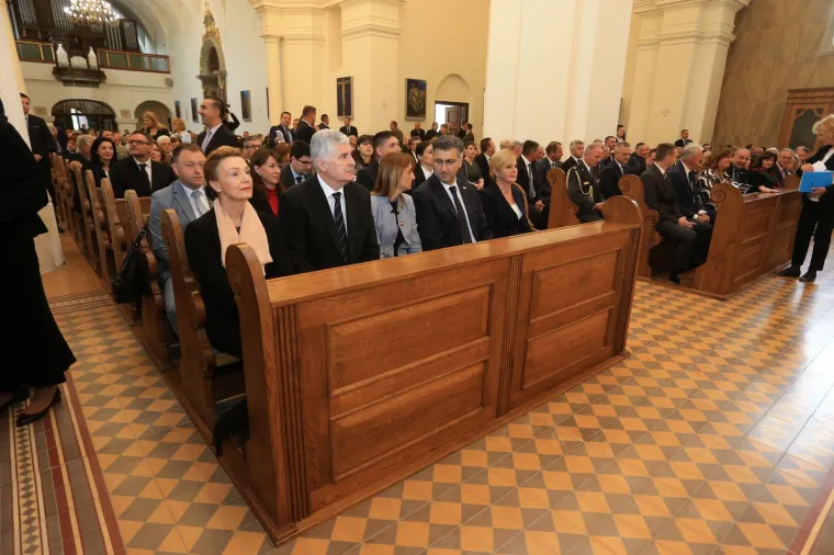 Državni vrh odao počasti poginulim braniteljima Vukovara u Domovinskom ratu