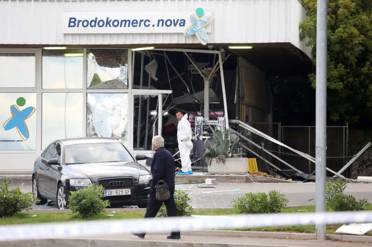 Zbog policijskog očevida neko vrijeme zatvoren je i rotor &Scaron;odići pa se promet odvija obilaznim pravcima.