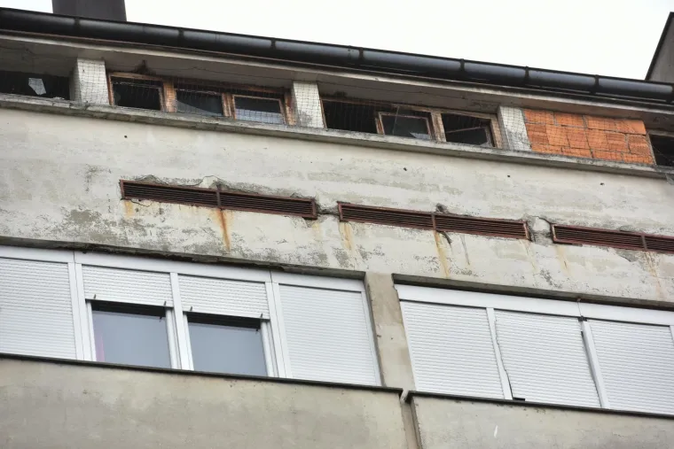 U stambenoj zgradi u Ulici Slavenskog oko 3 ujutro do&scaron;lo je do eksplozije na najvi&scaron;im katovima zgrade, izvijestili su iz PU zagrebačke.