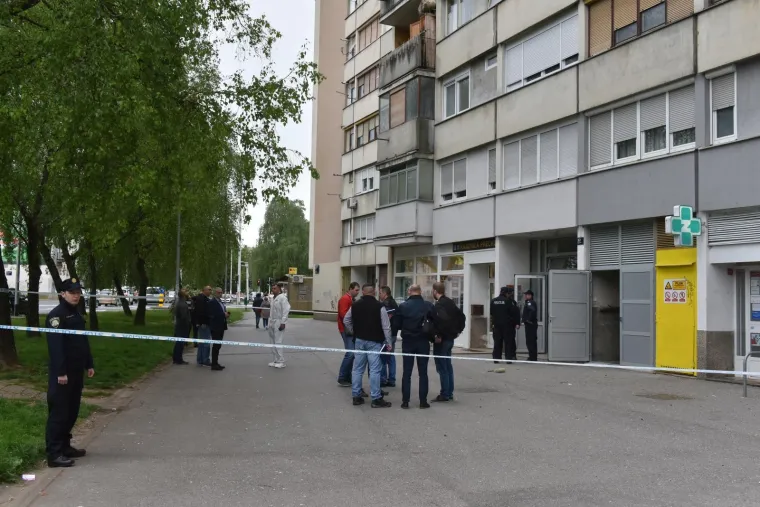 U stambenoj zgradi u zagrebačkom naselju Prečko u petak oko 3 sata došlo je do eksplozije na najvišim katovima zgrade, a jedna osoba je lakše ozlijeđena, izvijestila je jutros zagrebačka policija. (H)