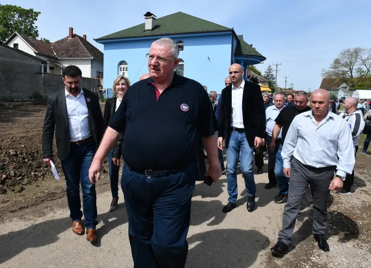 Nekoliko stotina '&scaron;e&scaron;eljevaca' u Hrtkovicma: &Scaron;e&scaron;elj do&scaron;ao sa sramotnom porukom na majici