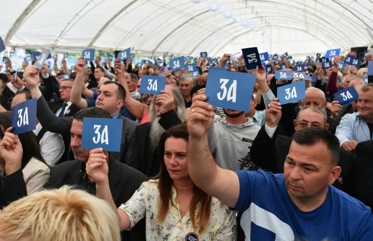Nekoliko stotina '&scaron;e&scaron;eljevaca' u Hrtkovicma: &Scaron;e&scaron;elj do&scaron;ao sa sramotnom porukom na majici
