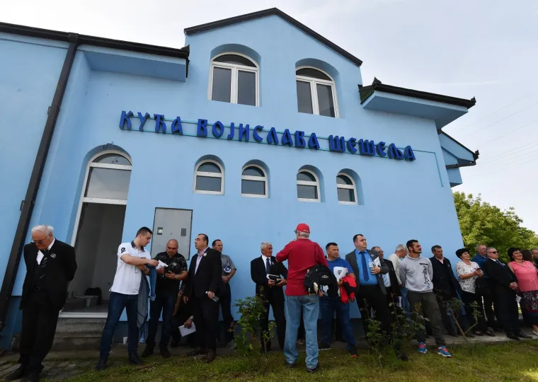 Nekoliko stotina '&scaron;e&scaron;eljevaca' u Hrtkovicma: &Scaron;e&scaron;elj do&scaron;ao sa sramotnom porukom na majici