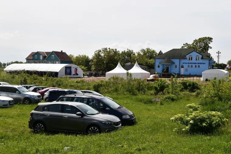 Nekoliko stotina '&scaron;e&scaron;eljevaca' u Hrtkovicma: &Scaron;e&scaron;elj do&scaron;ao sa sramotnom porukom na majici