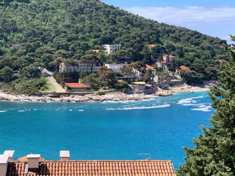 Kakve su to sluzave nakupine u moru kod Dubrovnika? Nisu uobičajeno bijele nego blago smeđe boje