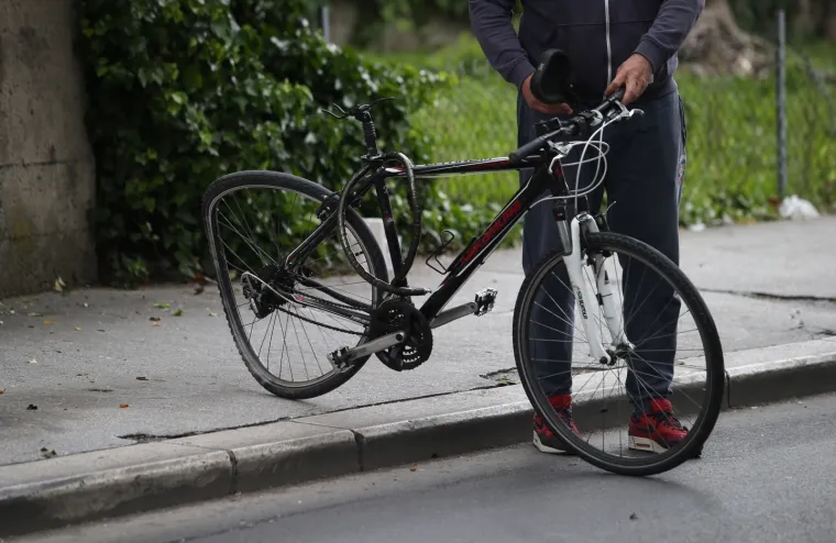 Stravična prometna u Splitu: Sudarili se policijski auto, biciklist i automobil