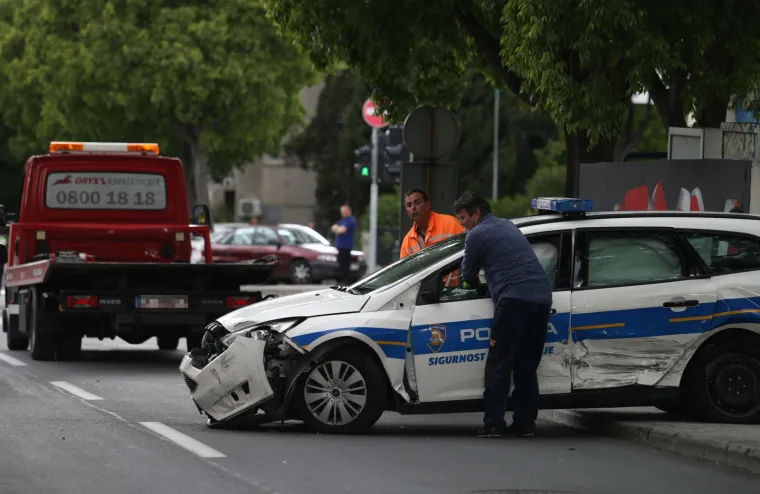 Stravična prometna u Splitu: Sudarili se policijski auto, biciklist i automobil