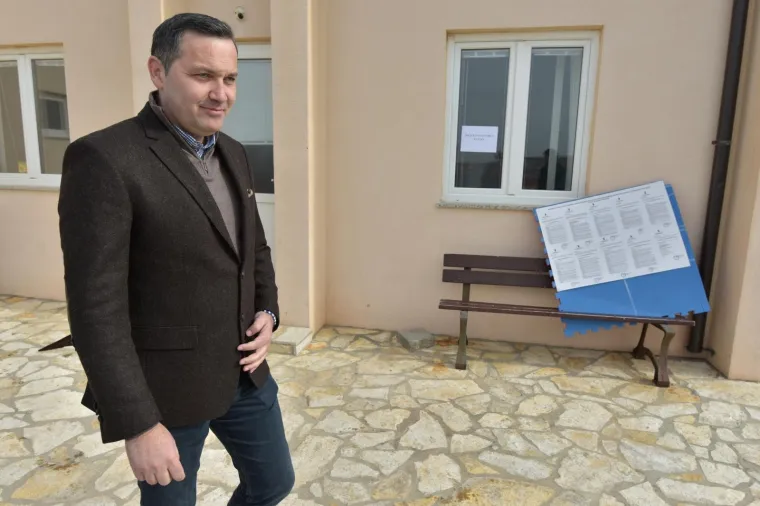 Općinsko državno odvjetni&scaron;tvo u Vukovaru podiglo je u ožujku optužnicu protiv saborskog zastupnika Marijana Kustića, predsjednika ličko-senjskog HDZ-a. On je u lipnju pro&scaron;le godine skrivio prometnu nesreću kod Vukovara.
Kustić je 8. lipnja 2018. oko 2.15 sati automobilom BMW 5 u&scaron;ao u raskrižje bez da se zaustavio na znak obaveznog zaustavljanja te tako oduzeo prednost prolaska automobilu marke Peugeot 308.  Taj je automobil potom uslijed zano&scaron;enja udario lijevom bočnom stranom u prednji lijevi dio osobnog automobila marke Fiat Punto koji je, radi uključivanja u promet, stajao na kolniku navedene županijske ceste neposredno ispred raskrižja s državnom cestom.  U nesreći je te&scaron;ko stradao Tomislav Madžar, savjetnik predsjednice Kolinde Grabar Kitarović, koji je bio u BMW-u s Kustićem. Također, i suvozač u Peugeotu 308 zadobio je osobito te&scaron;ke ozljede.