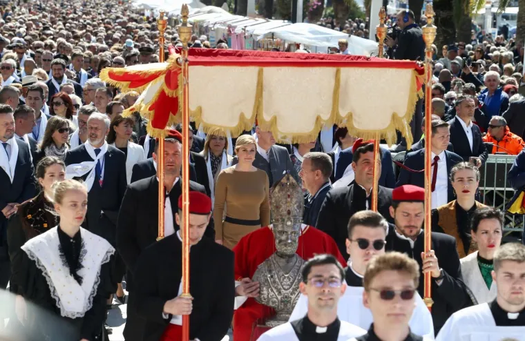 Splićani fe&scaron;taju! Na fjeri sv. Dujma svi su gledali u predsjednicu, ali i elegantnu suprugu gradonačelnika Opare