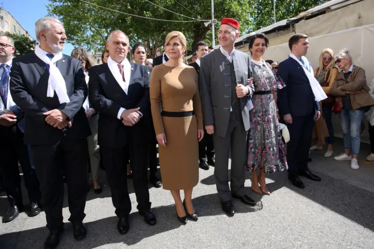 Splićani fe&scaron;taju! Na fjeri sv. Dujma svi su gledali u predsjednicu, ali i elegantnu suprugu gradonačelnika Opare