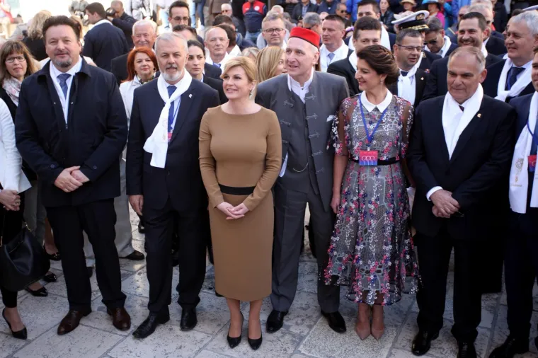 Splićani fe&scaron;taju! Na fjeri sv. Dujma svi su gledali u predsjednicu, ali i elegantnu suprugu gradonačelnika Opare