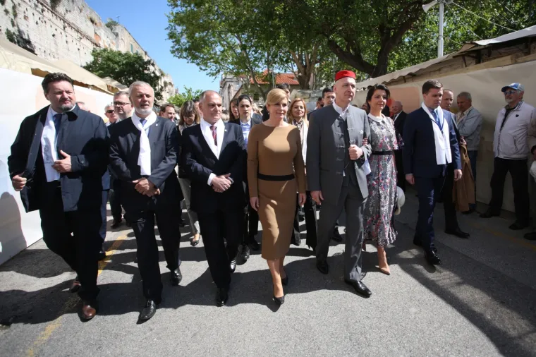 Splićani fe&scaron;taju! Na fjeri sv. Dujma svi su gledali u predsjednicu, ali i elegantnu suprugu gradonačelnika Opare