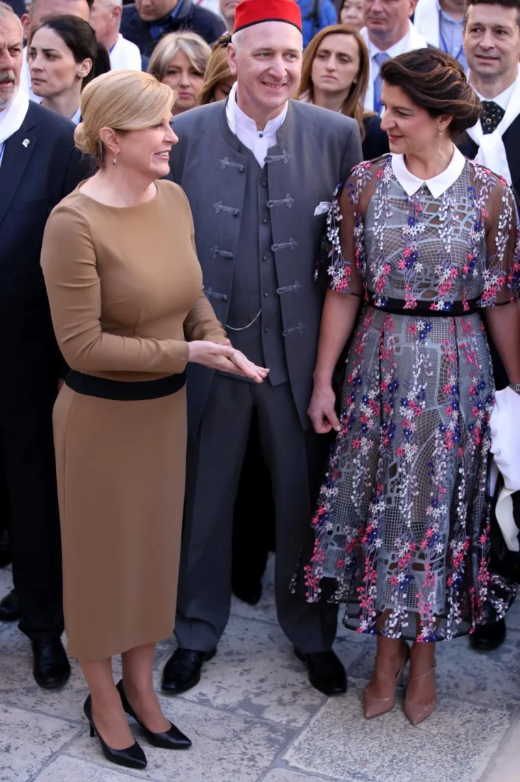 Splićani fe&scaron;taju! Na fjeri sv. Dujma svi su gledali u predsjednicu, ali i elegantnu suprugu gradonačelnika Opare