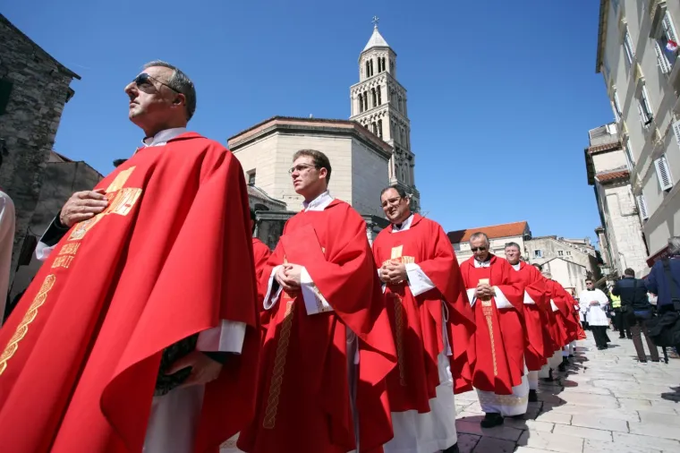 Splićani fe&scaron;taju! Na fjeri sv. Dujma svi su gledali u predsjednicu, ali i elegantnu suprugu gradonačelnika Opare