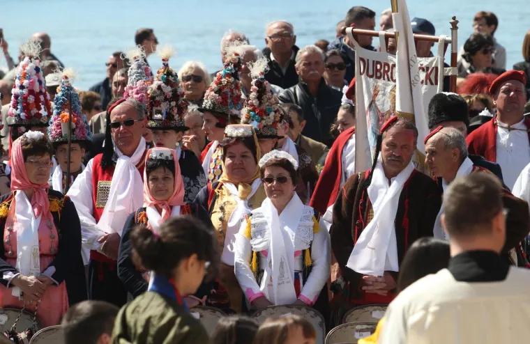 Splićani fe&scaron;taju! Na fjeri sv. Dujma svi su gledali u predsjednicu, ali i elegantnu suprugu gradonačelnika Opare