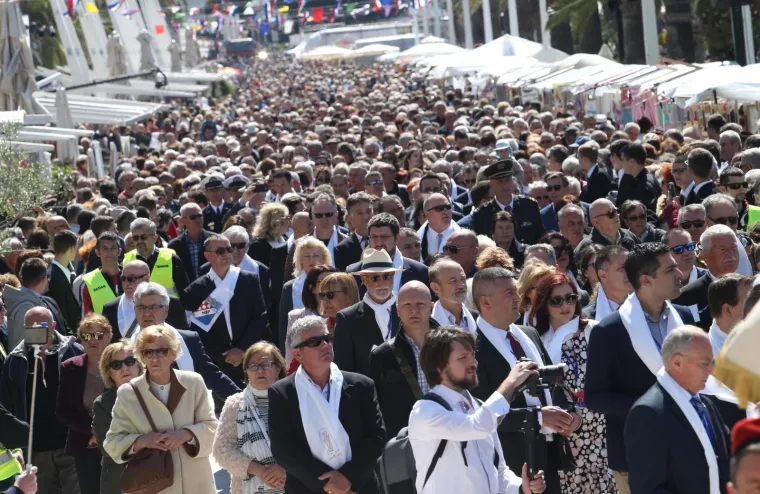 Splićani fe&scaron;taju! Na fjeri sv. Dujma svi su gledali u predsjednicu, ali i elegantnu suprugu gradonačelnika Opare