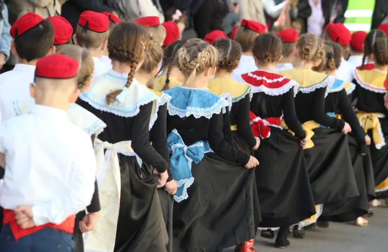 Splićani fe&scaron;taju! Na fjeri sv. Dujma svi su gledali u predsjednicu, ali i elegantnu suprugu gradonačelnika Opare