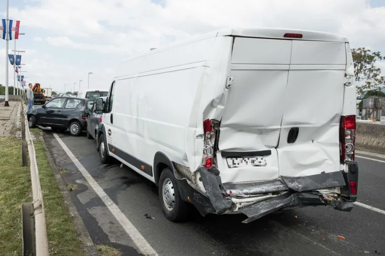 'Krkljanac' na Slavonskoj aveniji: Sudarilo se 7 automobila i autobus; jedna osoba ozlijeđena