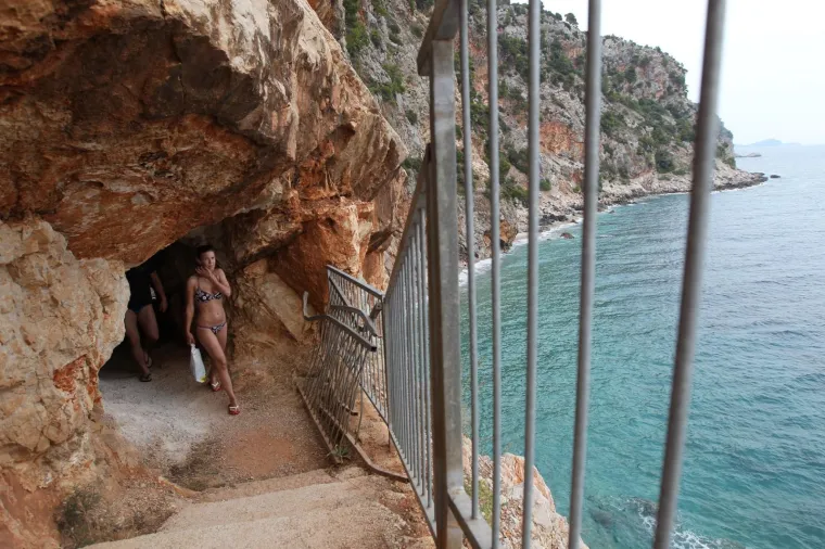 Udaljena je deset minuta vožnje od Cavtata, 30 minuta vožnje od Dubrovnika i smje&scaron;tena u podnožju hridi. Ova plaža je pravo čudo.