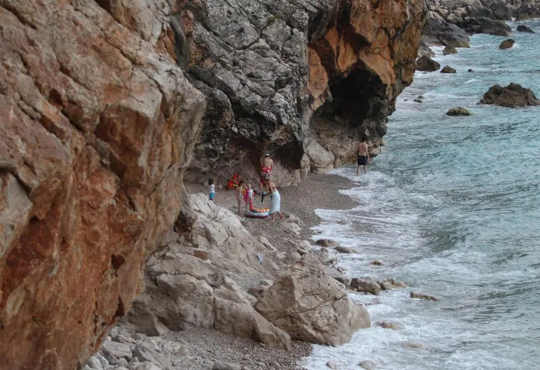 "Nakon nekoliko godina more je odnijelo sav pijesak pa su lokalci donosili novi kamen koji se pretvarao u žal pa opet u pijesak. Tako će činiti opet i opet kako bi očuvali svoj mali raj", stoji u obrazloženju nagrade plaži Pasjača u blizini mjesta Popovići, koja je rezultat rada čovjeka i prirode.