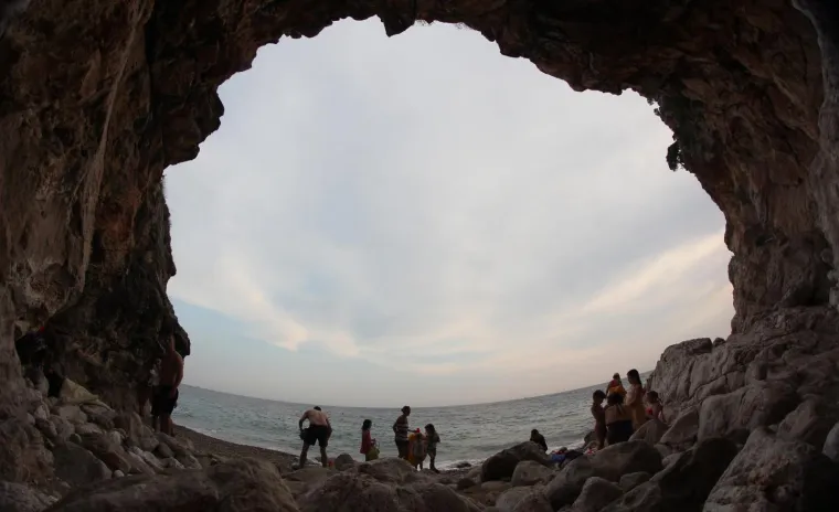 Plažu trebaju zaobići oni koji vole glasnu glazbu, barove uz more i vodene sportove, jer na Pasjači vladaju priroda i ti&scaron;ina.