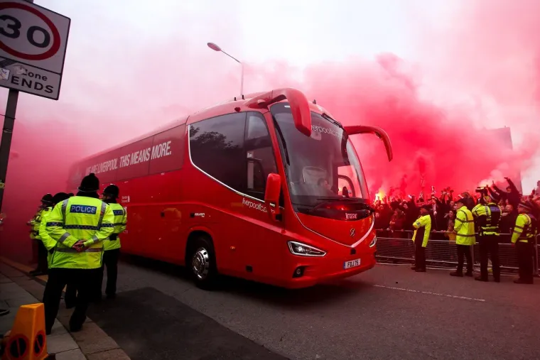 Crveno ludilo Liverpoolovih navijača zavladalo je u utorak u gradu Beatlesa, pokraj stadiona koji poznaje samo najljep&scaron;e nogometne priče. U trenutku kad je autobus s igračima Liverpoola prolazio prema stadionu Anfield, zapalile su se i baklje, u jednom trenutku sve se zacrvenilo i od dimnih kutija....