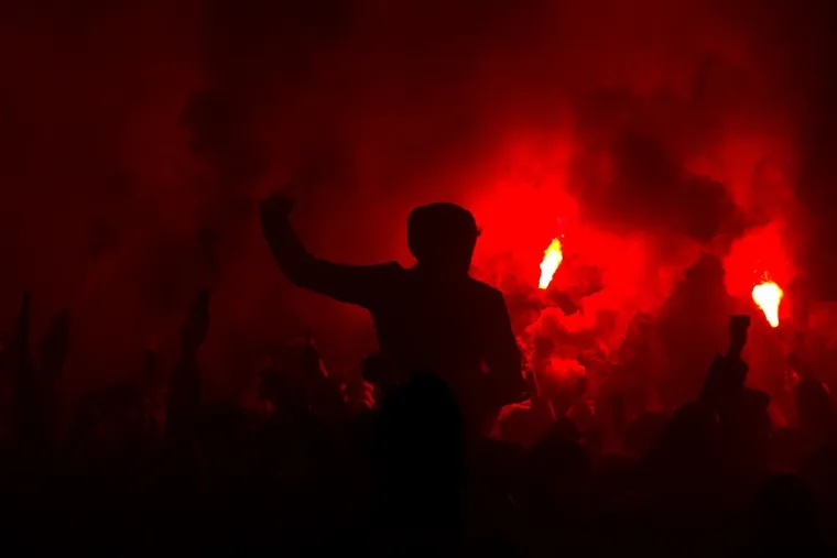 Pa vi onda kažite kako pirotehnike vi&scaron;e nema u Engleskoj, odnosno kako s ebaklje pale samo u Hrvatskoj, kako se to često zna čuti iz usta kojekakvih stručnjaka, novinara, sociologa itd...