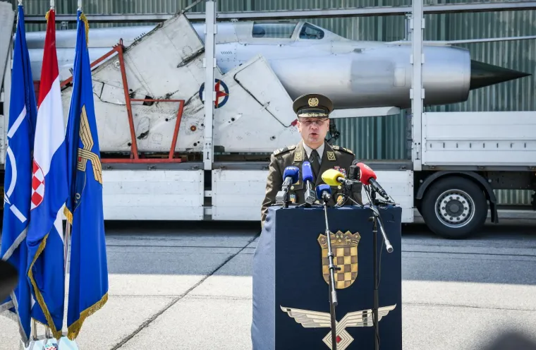 LEGENDARNI PEREŠINOV MIG 21 VRAĆEN JE U HRVATSKU: Stigao je u zagrebačku vojnu bazu Marko Živković na Plesu
