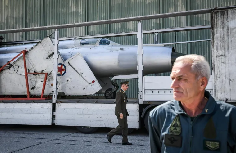 Legendarni Mig 21 Rudolfa Perešina konačno je stigao u vojnu bazu Marko Živković na Plesu.