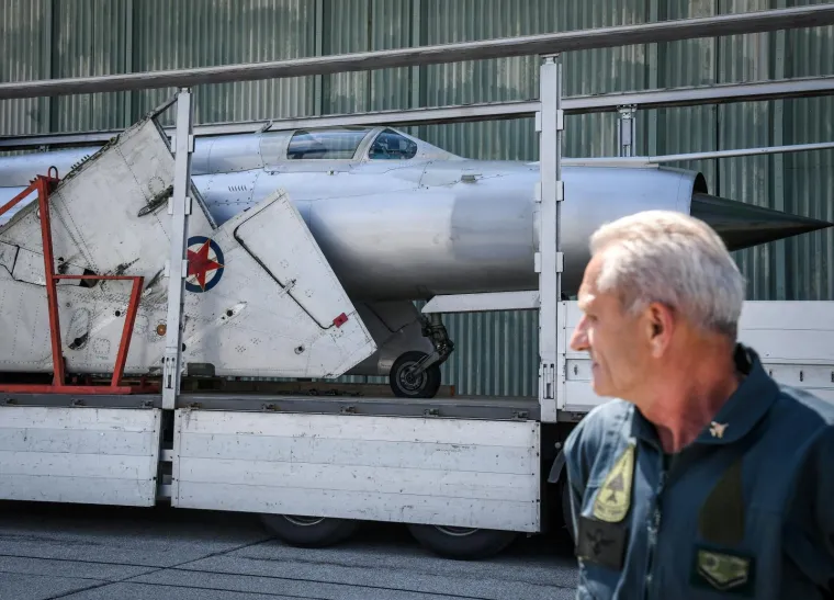 LEGENDARNI PEREŠINOV MIG 21 VRAĆEN JE U HRVATSKU: Stigao je u zagrebačku vojnu bazu Marko Živković na Plesu