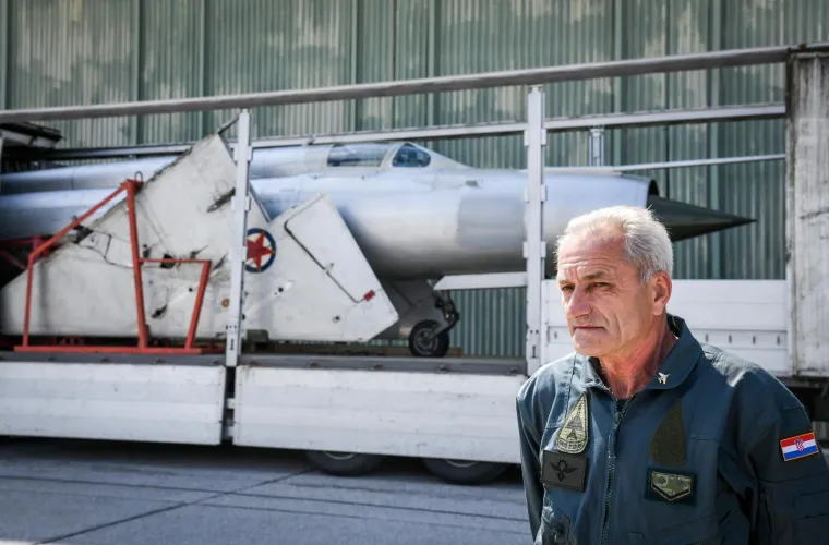 LEGENDARNI PEREŠINOV MIG 21 VRAĆEN JE U HRVATSKU: Stigao je u zagrebačku vojnu bazu Marko Živković na Plesu