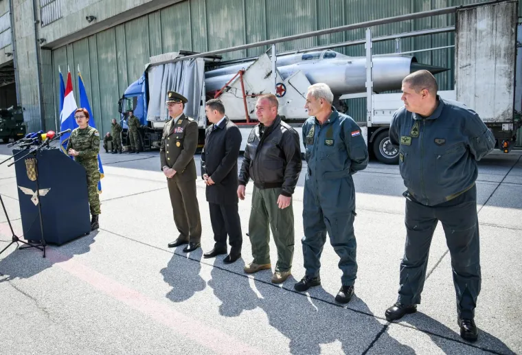 LEGENDARNI PEREŠINOV MIG 21 VRAĆEN JE U HRVATSKU: Stigao je u zagrebačku vojnu bazu Marko Živković na Plesu