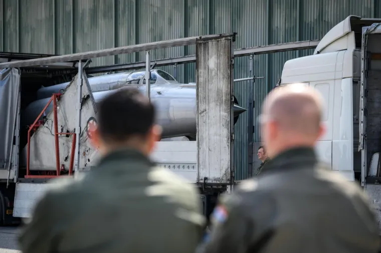 LEGENDARNI PEREŠINOV MIG 21 VRAĆEN JE U HRVATSKU: Stigao je u zagrebačku vojnu bazu Marko Živković na Plesu