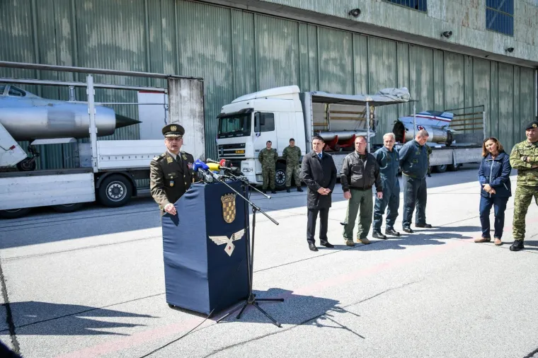 LEGENDARNI PEREŠINOV MIG 21 VRAĆEN JE U HRVATSKU: Stigao je u zagrebačku vojnu bazu Marko Živković na Plesu