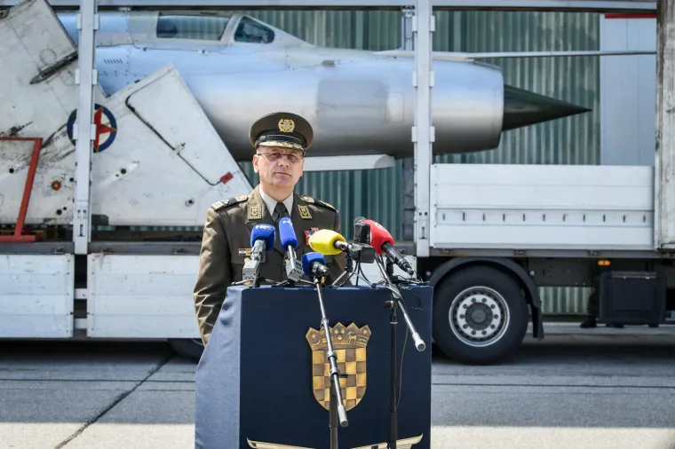 LEGENDARNI PEREŠINOV MIG 21 VRAĆEN JE U HRVATSKU: Stigao je u zagrebačku vojnu bazu Marko Živković na Plesu