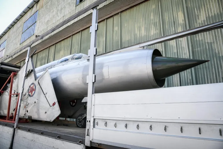 LEGENDARNI PEREŠINOV MIG 21 VRAĆEN JE U HRVATSKU: Stigao je u zagrebačku vojnu bazu Marko Živković na Plesu