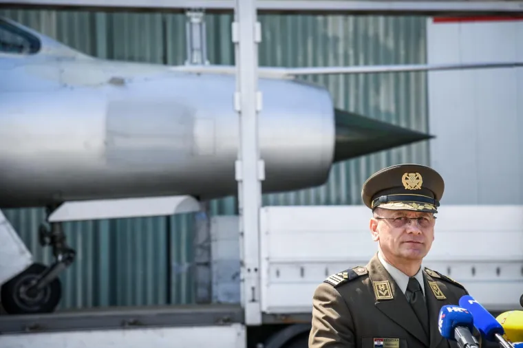 LEGENDARNI PEREŠINOV MIG 21 VRAĆEN JE U HRVATSKU: Stigao je u zagrebačku vojnu bazu Marko Živković na Plesu