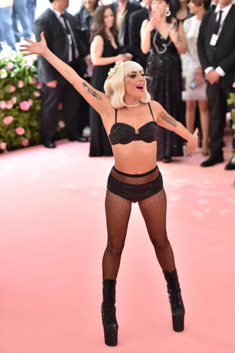 Sinoć je u njujorškom Muzeju umjetnosti Metropolitanu održana glamurozna Met Gala večer. Na crvenom tepihu muzeja okupljenim fotoreporterima pozirala su najveća imena svjetske modne, pjevačke i modne industrije.Foto: Lady Gaga