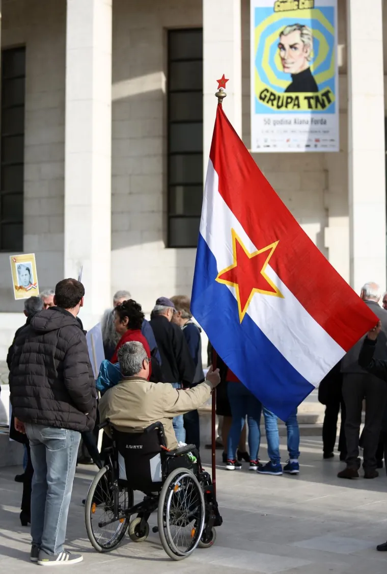 U sjećanje na poginule: S Trga žrtava fašizma krenula povorka 'Besmrtnog partizanskog odreda'