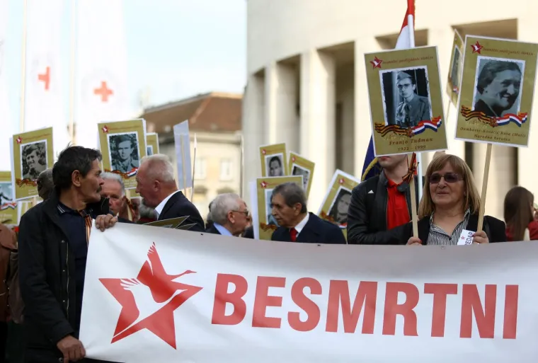 U sjećanje na poginule: S Trga žrtava fašizma krenula povorka 'Besmrtnog partizanskog odreda'