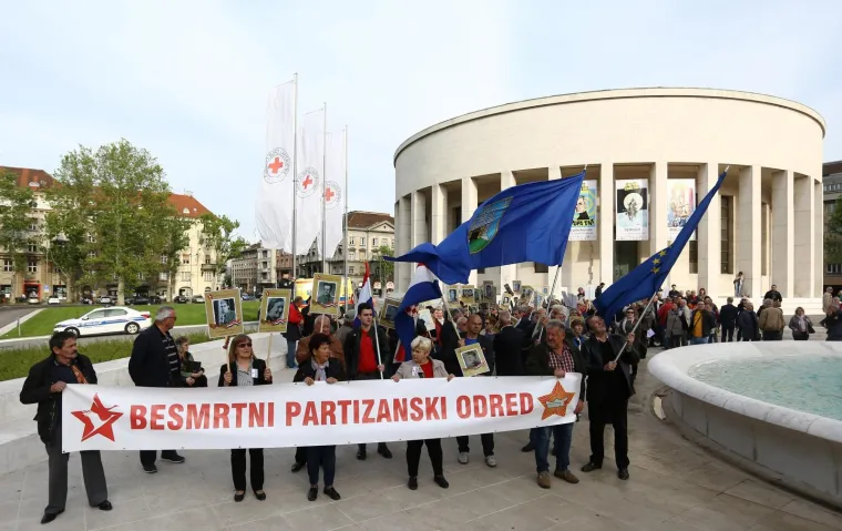 U sjećanje na poginule: S Trga žrtava fašizma krenula povorka 'Besmrtnog partizanskog odreda'
