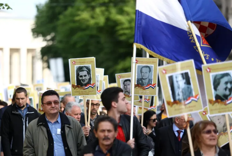 U sjećanje na poginule: S Trga žrtava fašizma krenula povorka 'Besmrtnog partizanskog odreda'