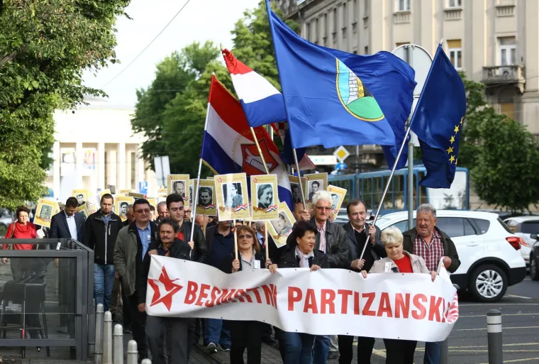 U sjećanje na poginule: S Trga žrtava fašizma krenula povorka 'Besmrtnog partizanskog odreda'