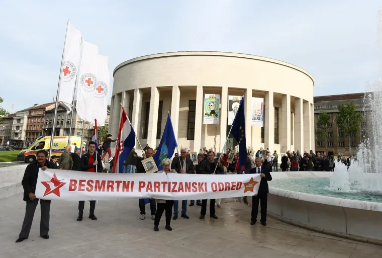 U sjećanje na poginule: S Trga žrtava fašizma krenula povorka 'Besmrtnog partizanskog odreda'
