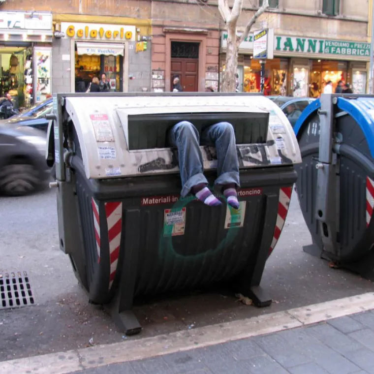 Trolanje ili umjetnost? Ovaj umjetnik ostavlja lutke po gradovima da bi zbunio prolaznike