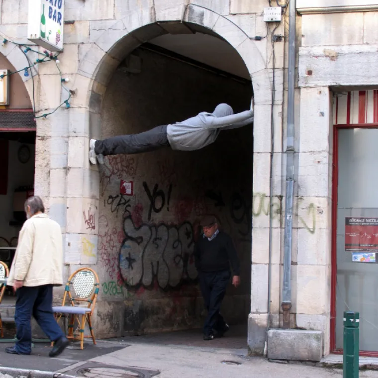 Trolanje ili umjetnost? Ovaj umjetnik ostavlja lutke po gradovima da bi zbunio prolaznike